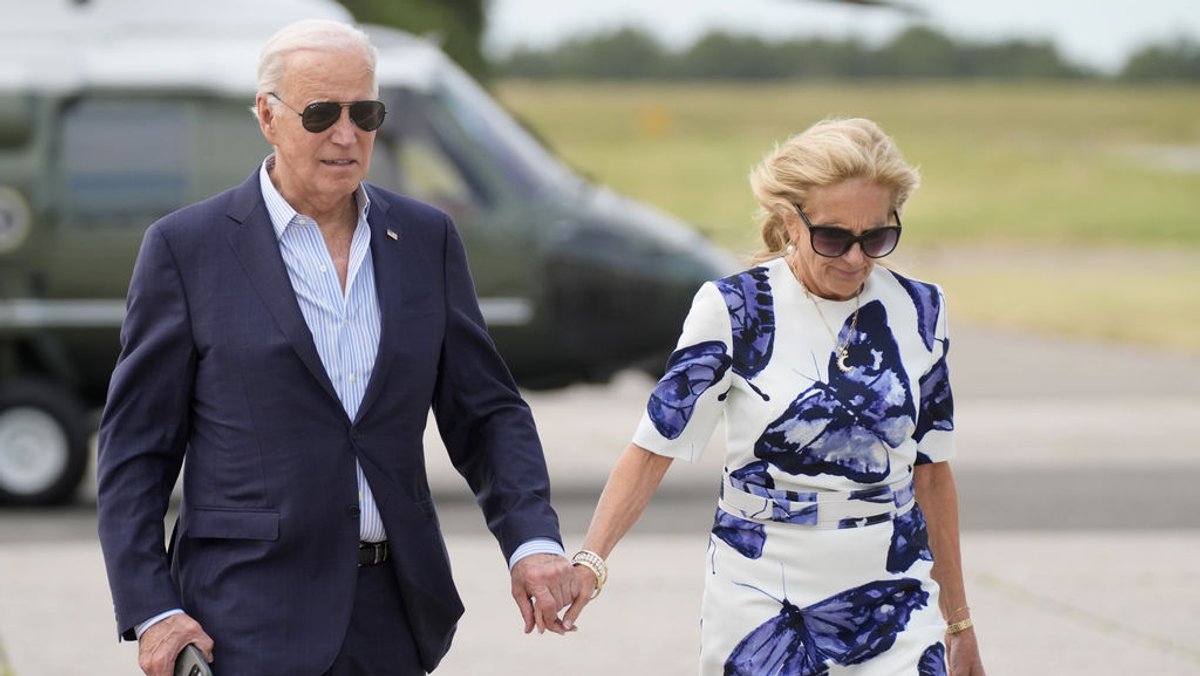 dpatopbilder - 29.06.2024, USA, East Hampton: US-Präsident Joe Biden und First Lady Jill Biden kommen mit der Marine One am East Hampton Airport in East Hampton, N.Y. an. Foto: Evan Vucci/AP/dpa +++ dpa-Bildfunk +++