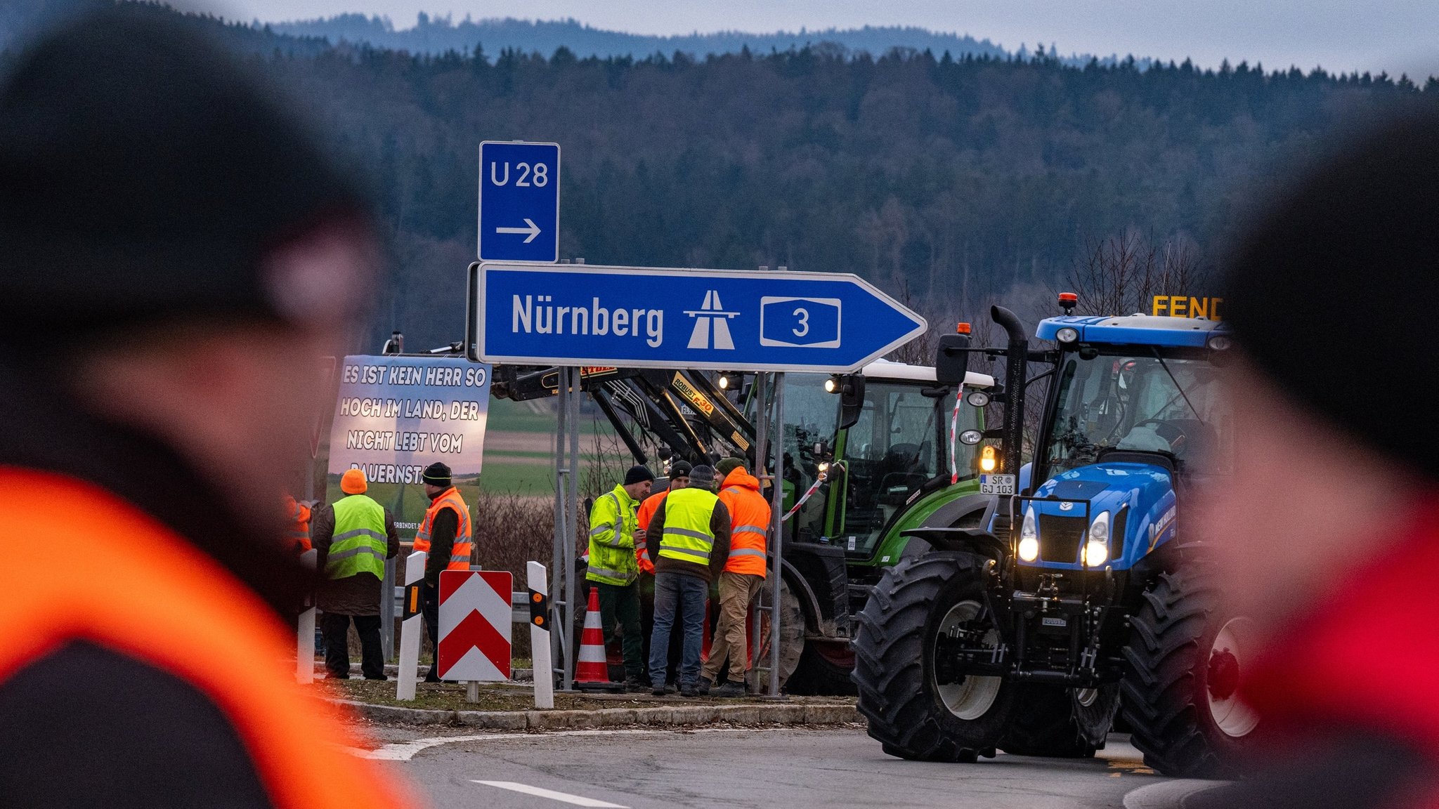 08.01.2024, Bayern, Kirchroth: Traktoren von protestierenden Landwirten blockieren die Auffahrt zur Autobahn A3 Richtung Nürnberg. Als Reaktion auf die Sparpläne der Bundesregierung hat der Bauernverband zu einer Aktionswoche mit Kundgebungen und Sternfahrten ab dem 8. Januar aufgerufen. Sie soll am 15. Januar in einer Großdemonstration in Berlin gipfeln. Foto: Armin Weigel/dpa +++ dpa-Bildfunk +++