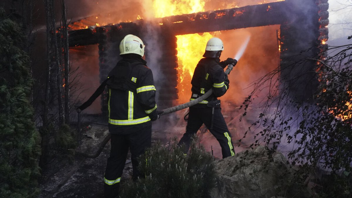 04.05.2024, Ukraine, Charkiw: Feuerwehrleute löschen ein Feuer, nachdem ein Haus von russischem Beschuss getroffen wurde. Foto: Andrii Marienko/AP/dpa +++ dpa-Bildfunk +++