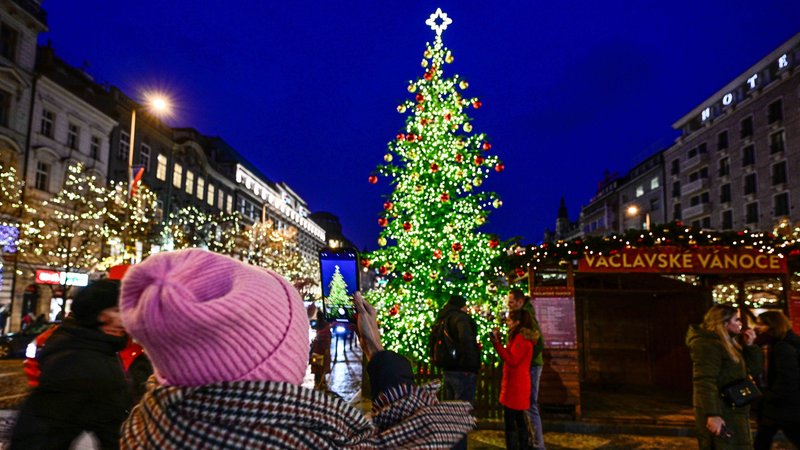 Archivbild: Weihnachtsmarkt in Prag | Bild: picture alliance/dpa/CTK | Roman Vondrous Archivbild: Weihnachtsmarkt in Prag
