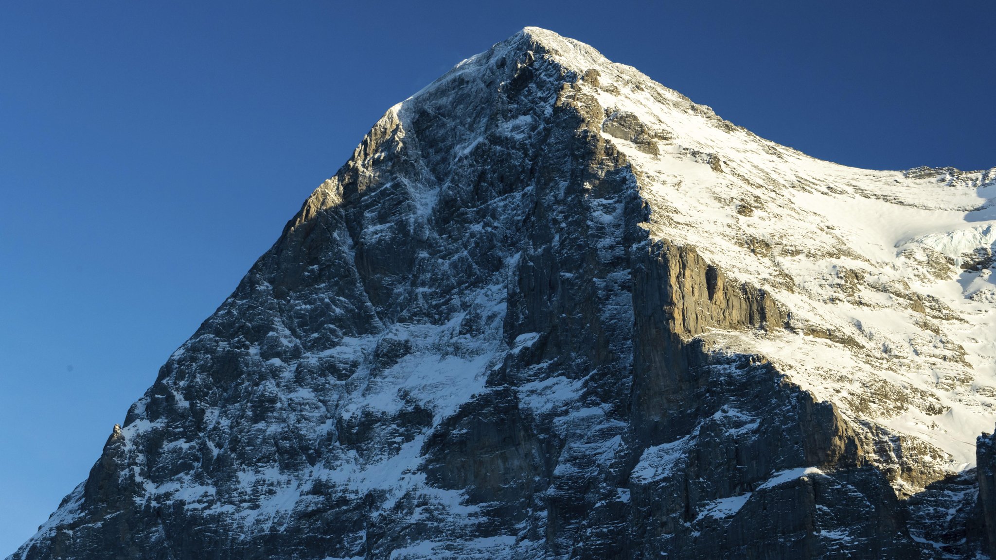 2.000 Meter Fels: Blick auf die verschneite und schattige Eiger-Nordwand. | Bild: picture alliance / imageBROKER | Maksim Zabarovskii 2.000 Meter Fels: Blick auf die verschneite und schattige Eiger-Nordwand.