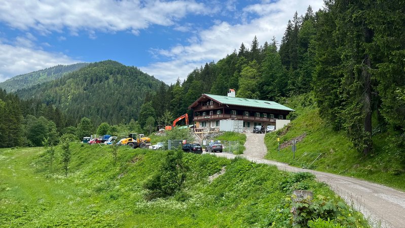 Das Forsthaus Valepp liegt am Ende einer abgelegenen Mautstraße. In Zukunft sollte ein Großteil der Gäste eigentlich mit dem Bus dorthin fahren. | Bild: BR / Julia Haderecker Das Forsthaus Valepp liegt am Ende einer abgelegenen Mautstraße. In Zukunft sollte ein Großteil der Gäste eigentlich mit dem Bus dorthin fahren.
