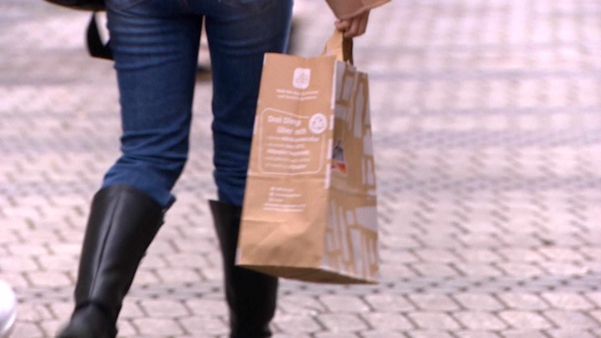 Eine Frau mit einer Einkaufstasche.