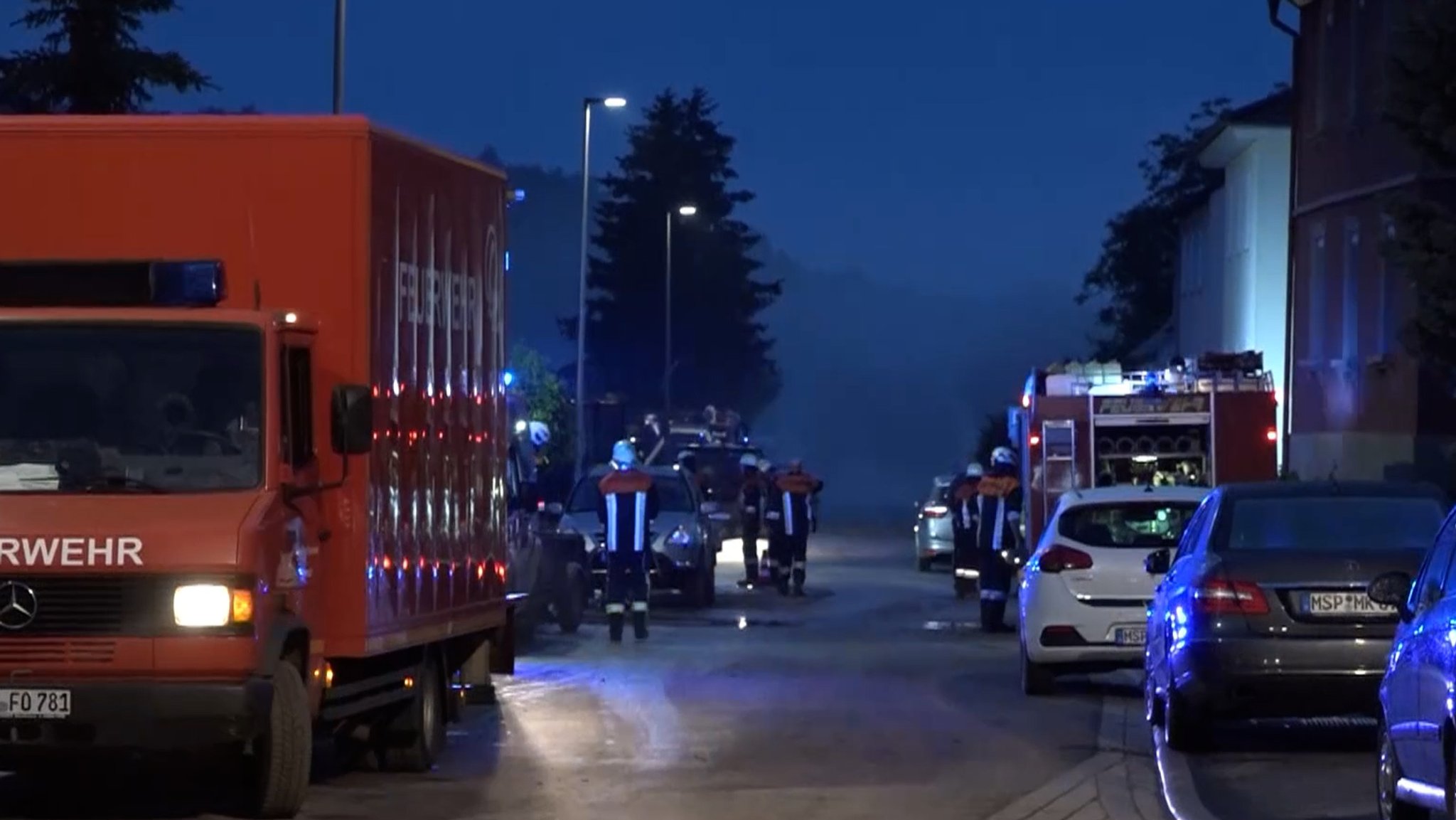 Feuerwehr und Autos nach Unwetter.