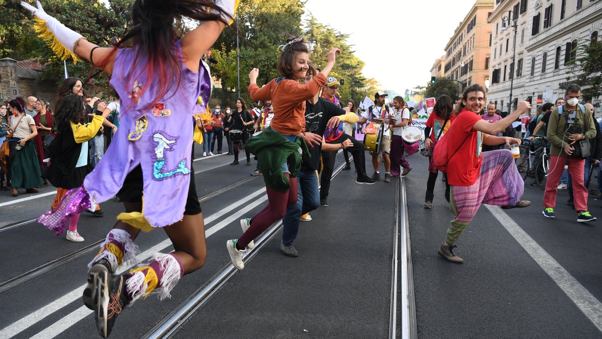 Demonstranten tanzen am Rande des G20-Gipfels in Rom. 