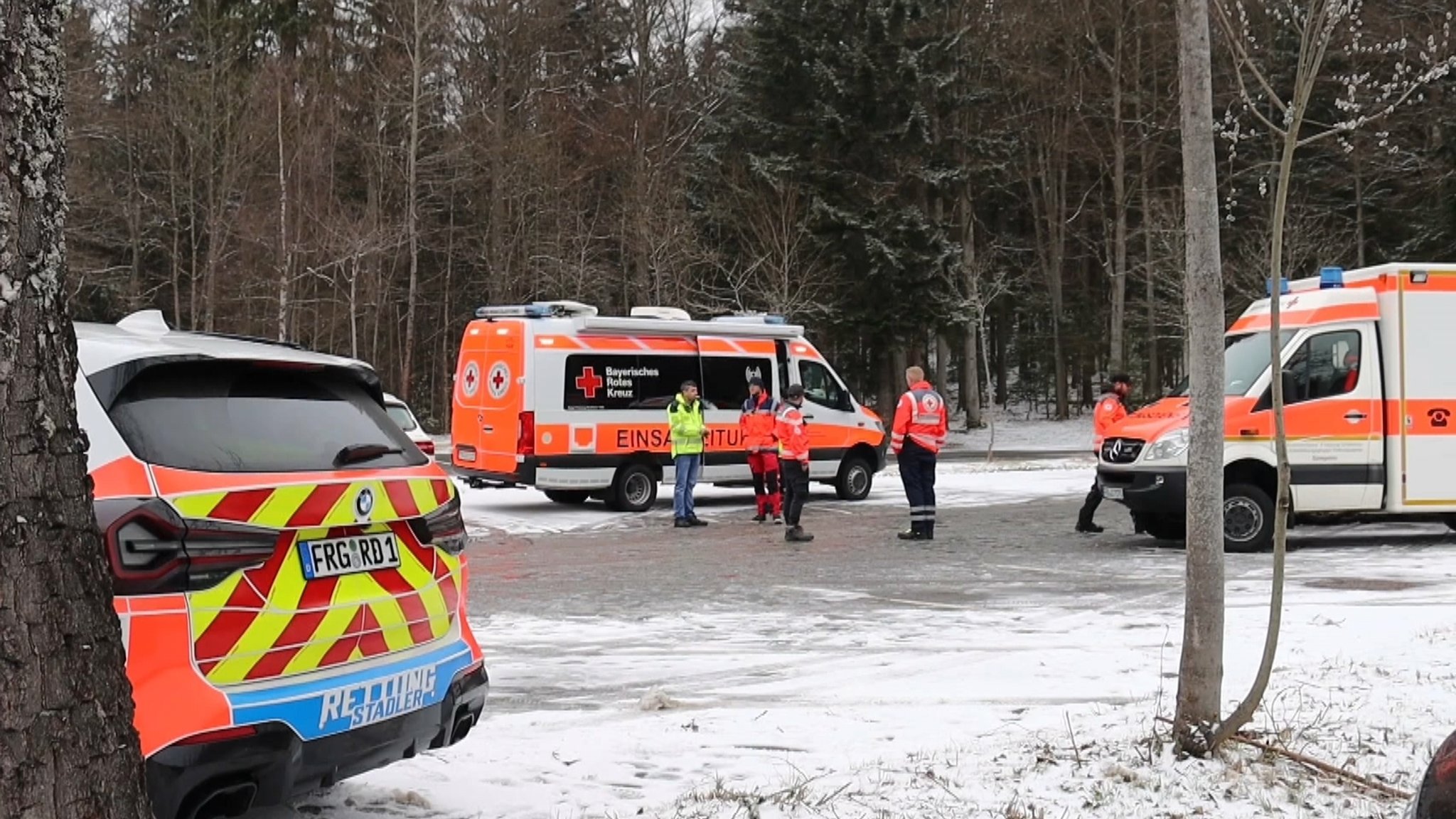 Einsatzkräfte nahe der Absturzstelle im Nationalpark Bayerischer Wald