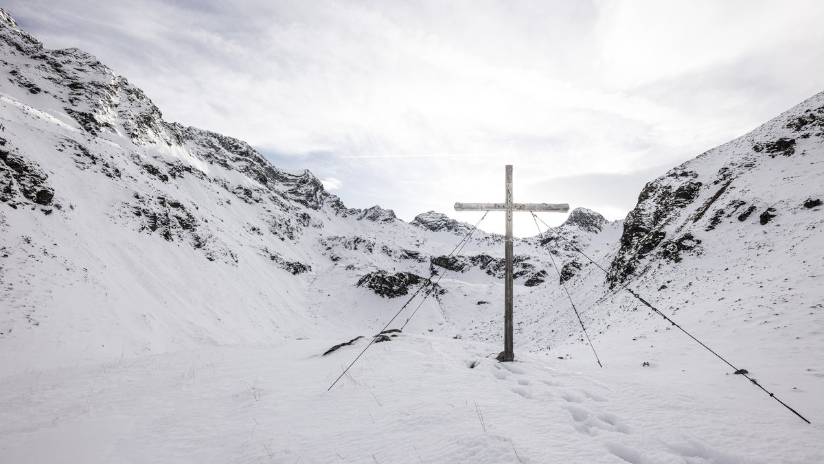 Göriach, Lungau, Salzburg, Österreich: Ein Kreuz, das auf einer Erhebung zwischen Landawirseehütte und Landawirsee 