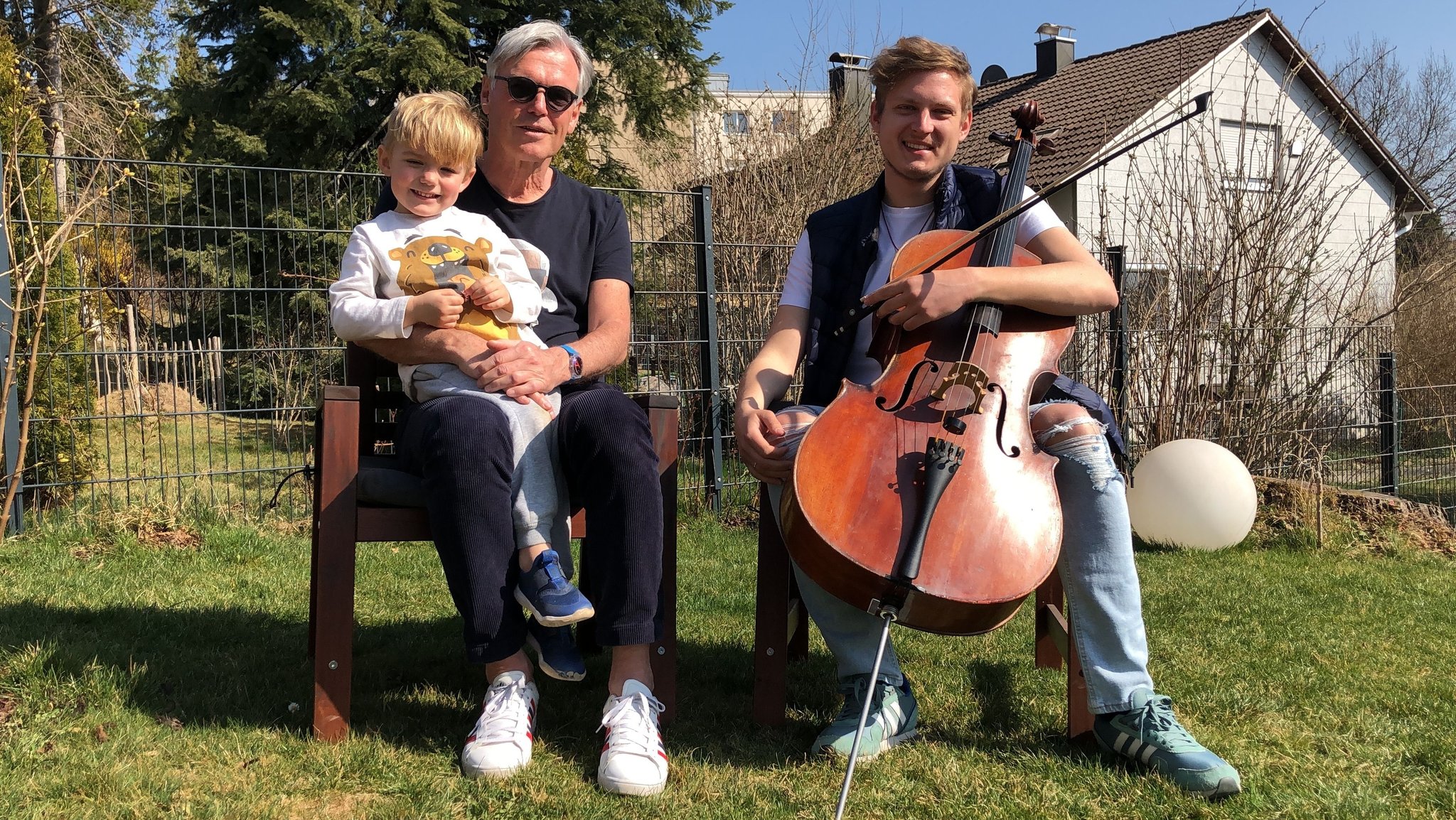 Produzent Wilhelm Keitel (links mit Enkel Flynn) und Cellist und Orchester-Manager Oleksandr Lysiuk.