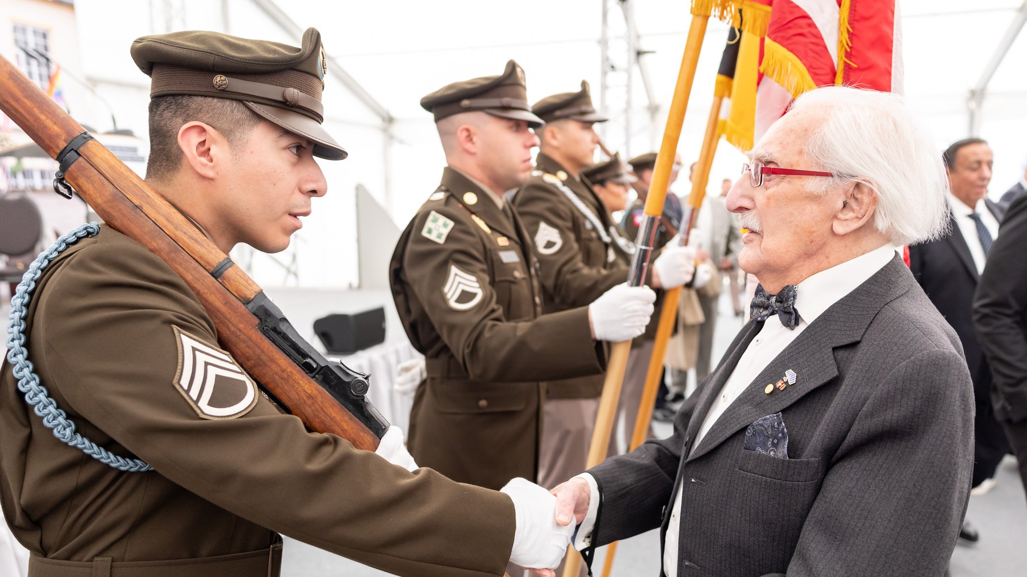 Leon Weintraub, Überlebender des KZ Flossenbürg, bedankt sich im Rahmen des Gedenkakts bei einem anwesenden Soldaten. | Bild: picture alliance/dpa/Daniel Karmann Leon Weintraub, Überlebender des KZ Flossenbürg, bedankt sich im Rahmen des Gedenkakts bei einem anwesenden Soldaten.