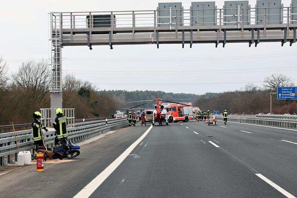 17.01.2026, Bayern, Stockstadt: Einsatzkräfte arbeiten nach einem Verkehrsunfall auf der A3 an der Unfallstelle. Ein Motorradfahrer ist auf der Autobahn 3 bei Aschaffenburg von einem Auto erfasst und lebensgefährlich verletzt worden. Foto: Ralf Hettler/dpa +++ dpa-Bildfunk +++