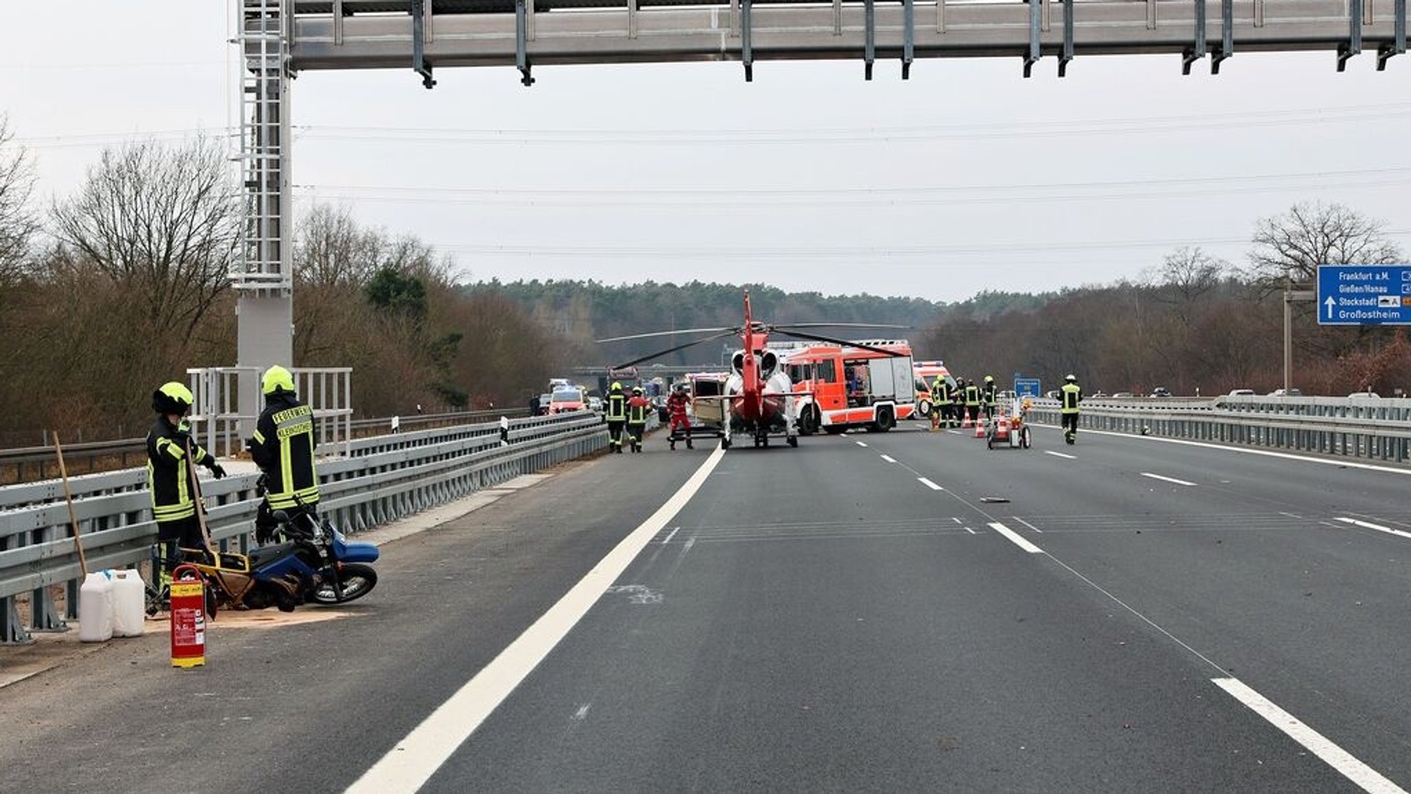 17.01.2026, Bayern, Stockstadt: Einsatzkräfte arbeiten nach einem Verkehrsunfall auf der A3 an der Unfallstelle. Ein Motorradfahrer ist auf der Autobahn 3 bei Aschaffenburg von einem Auto erfasst und lebensgefährlich verletzt worden. Foto: Ralf Hettler/dpa +++ dpa-Bildfunk +++
