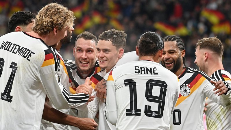 Kollektiver Torjubel um Leroy SANE mit Nick WOLTEMADE,David RAUM , Florian WIRTZ .Serge GNABRY . | Bild: picture alliance / SvenSimon | Frank Hoermann / SVEN SIMON Kollektiver Torjubel um Leroy SANE mit Nick WOLTEMADE,David RAUM , Florian WIRTZ .Serge GNABRY .