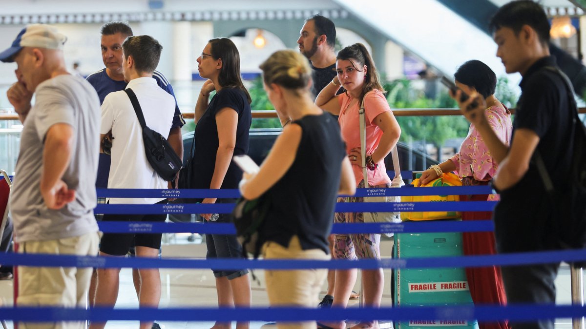 Gestrandete Passagiere auf Bali