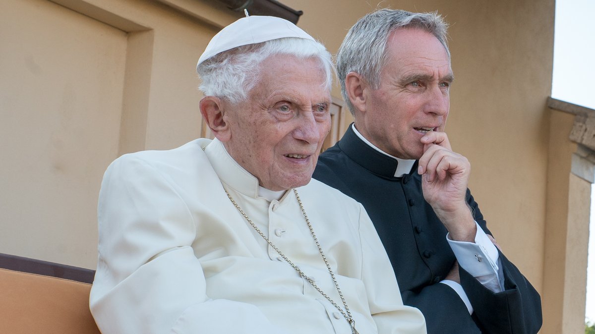 Papst Benedikt XVI. em. und sein Privatsekretär Erzbischof Georg Gänswein im September 2019 im Vatikan.