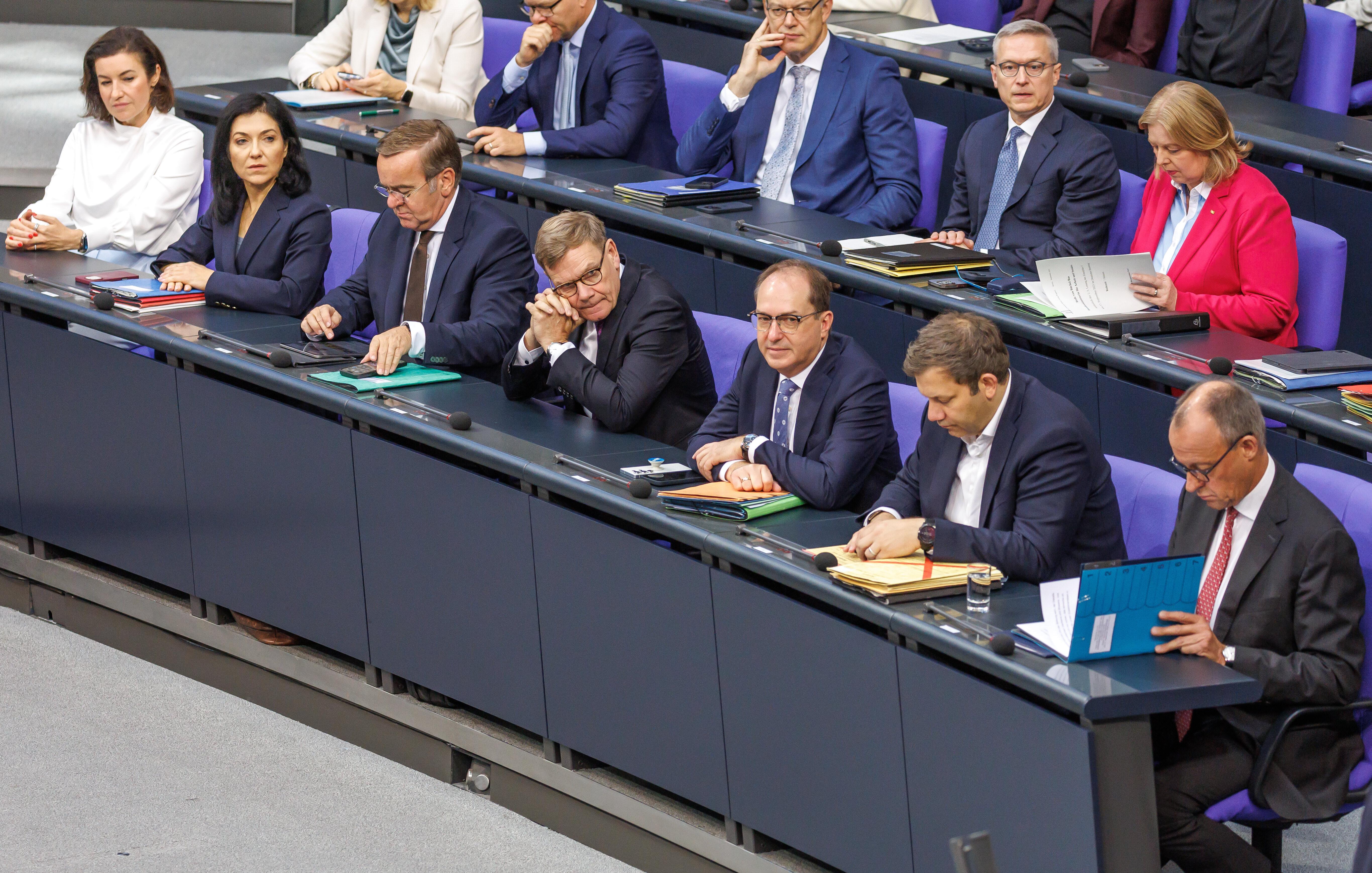 Archivbild: Regierungsbank im Bundestag - Kanzler Merz, Vizekanzler Klingbeil, Innenminister Drobrindt, Außenminister Wadephul und Verteidigungsminister Pistorius, dahinter Arbeitsministerin Bas
