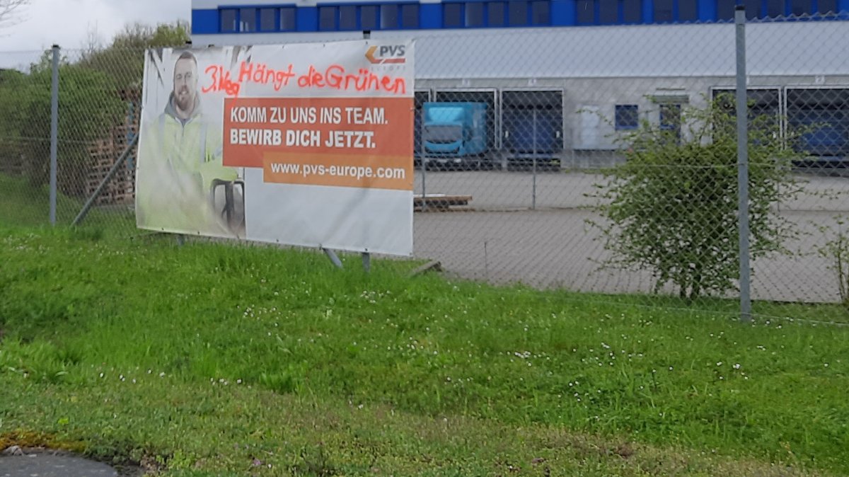 Ein Plakat in Haßfurt wurde mit den Worten "Hängt die Grünen" und "3. Weg" besprüht.