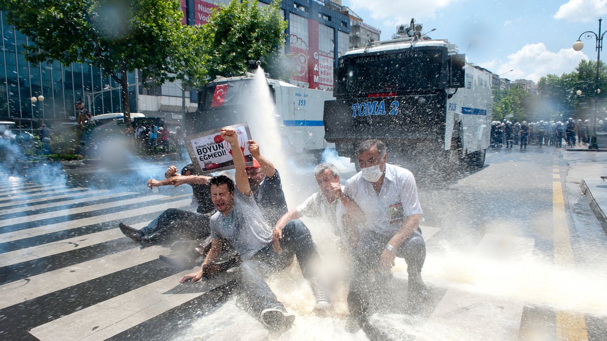 16.06.2013: Die Polizei setzte Wasserwerfer gegen die Protestierenden ein.  