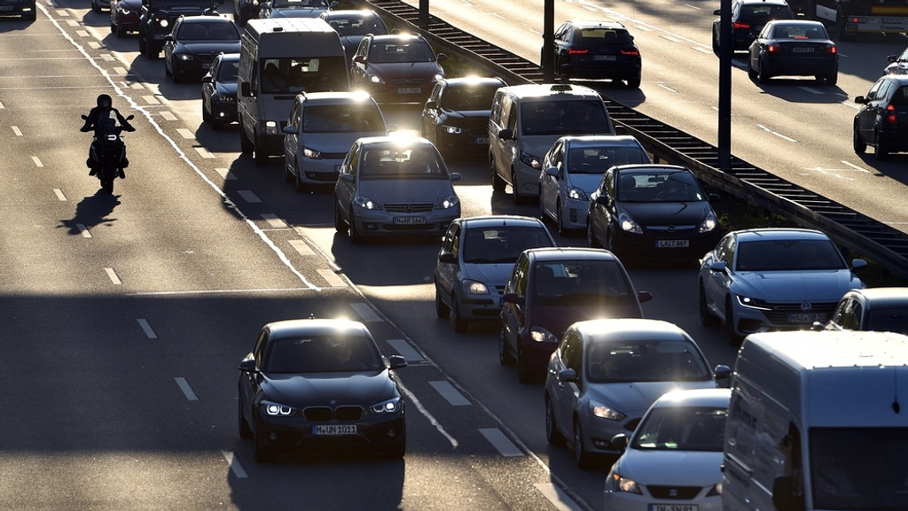 Stau in München. Bei jeder Autofahrt verliert der Reifen kleinste Partikel, die als schädliches Mikroplastik in die Umwelt gelangen. | Bild: picture-alliance/Sven Simon Stau in München. Bei jeder Autofahrt verliert der Reifen kleinste Partikel, die als schädliches Mikroplastik in die Umwelt gelangen.