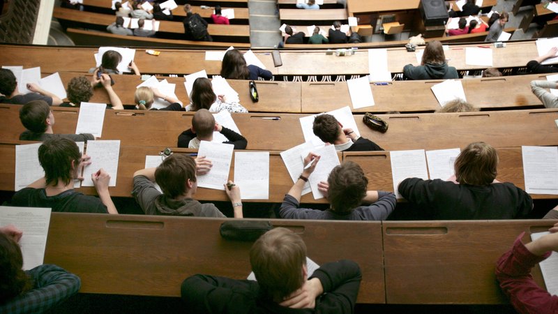 Archivbild: Studentinnen und Studenten bei einer Klausur | Bild: picture alliance / Ulrich Baumgarten | Ulrich Baumgarten Archivbild: Studentinnen und Studenten bei einer Klausur