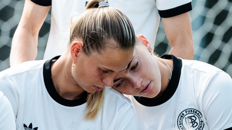 Klara Bühl und Laura Freigang beim Shooting des Mannschaftsfotos | Bild: dpa/pa Klara Bühl und Laura Freigang beim Shooting des Mannschaftsfotos