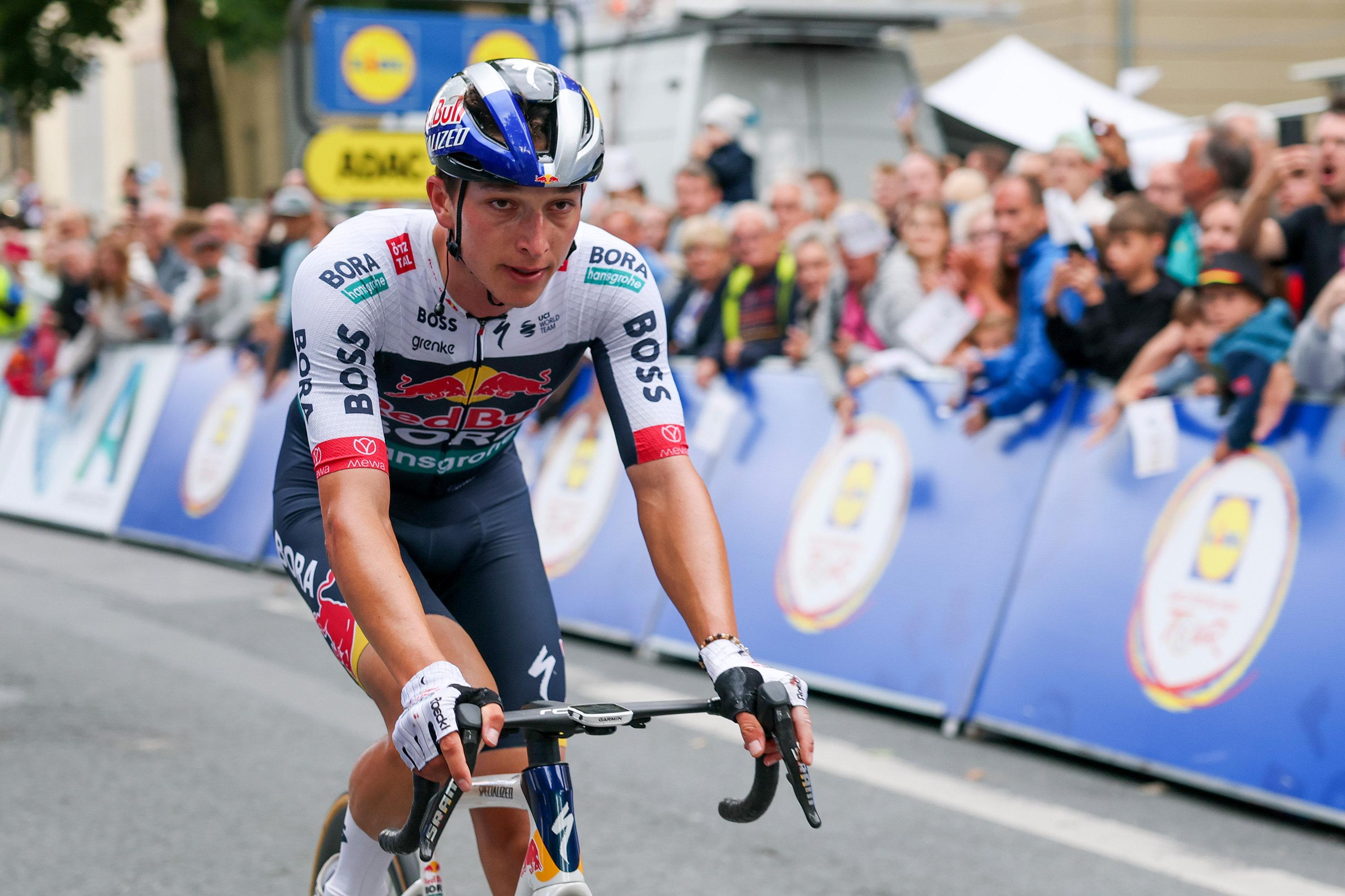 22.08.2025, Nordrhein-Westfalen, Dahl: Radsport: Deutschland Tour, Herford - Arnsberg (190,30 km), 2. Etappe. Florian Lipowitz aus Deutschland vom Team Red Bull-Bora-Hansgrohe fährt nach einem Sturz als letzter über die Ziellinie. Foto: Jan Woitas/dpa +++ dpa-Bildfunk +++