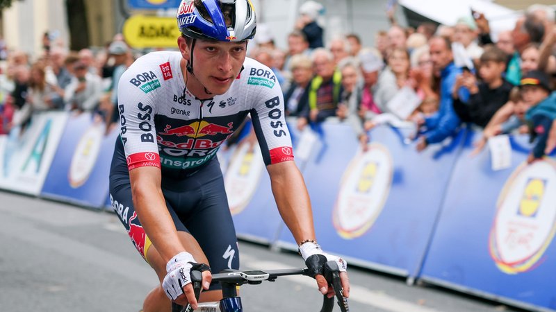 22.08.2025, Nordrhein-Westfalen, Dahl: Radsport: Deutschland Tour, Herford - Arnsberg (190,30 km), 2. Etappe. Florian Lipowitz aus Deutschland vom Team Red Bull-Bora-Hansgrohe fährt nach einem Sturz als letzter über die Ziellinie. Foto: Jan Woitas/dpa +++ dpa-Bildfunk +++ | Bild: dpa-Bildfunk/Jan Woitas 22.08.2025, Nordrhein-Westfalen, Dahl: Radsport: Deutschland Tour, Herford - Arnsberg (190,30 km), 2. Etappe. Florian Lipowitz aus Deutschland vom Team Red Bull-Bora-Hansgrohe fährt nach einem Sturz als letzter über die Ziellinie. Foto: Jan Woitas/dpa +++ dpa-Bildfunk +++