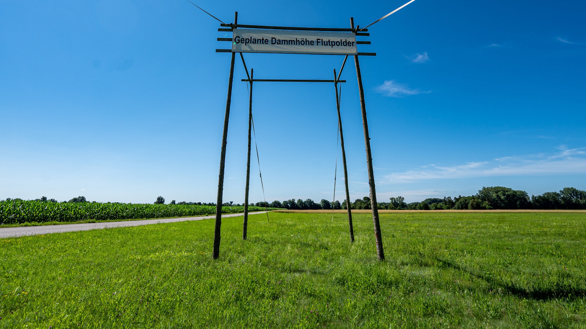 Mit einem Holzgestellt haben Gegner des Polders versucht, die Dimensionen des Projekts sichtbar zu machen.