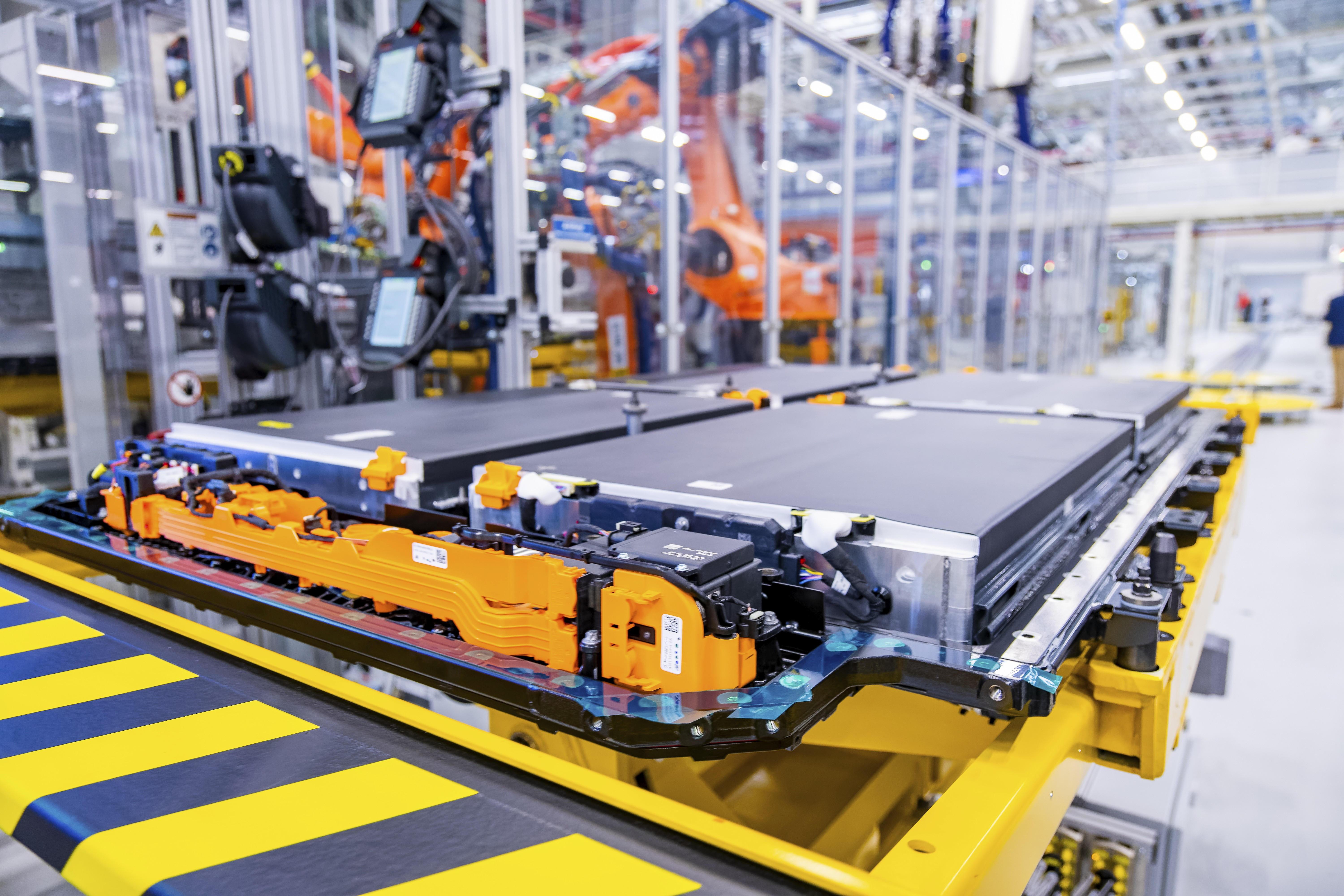 Fertigung von EB 580 vollelektrischen Antriebsbatterien für Mercedes-Benz CLA in Kamenz, Sachsen.