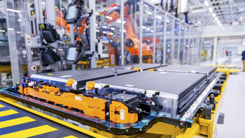 Fertigung von EB 580 vollelektrischen Antriebsbatterien für Mercedes-Benz CLA in Kamenz, Sachsen. | Bild: picture alliance / imageBROKER | Sylvio Dittrich Fertigung von EB 580 vollelektrischen Antriebsbatterien für Mercedes-Benz CLA in Kamenz, Sachsen.