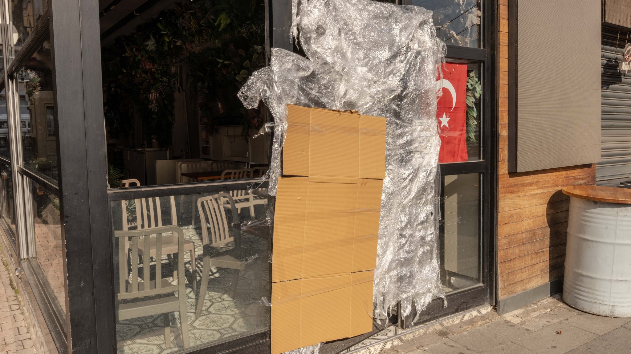 Istanbuler Streetfood-Stand, der von den türkischen Behörden geschlossen wurde. | Bild: picture alliance/dpa | Ahmed Deeb Istanbuler Streetfood-Stand, der von den türkischen Behörden geschlossen wurde.