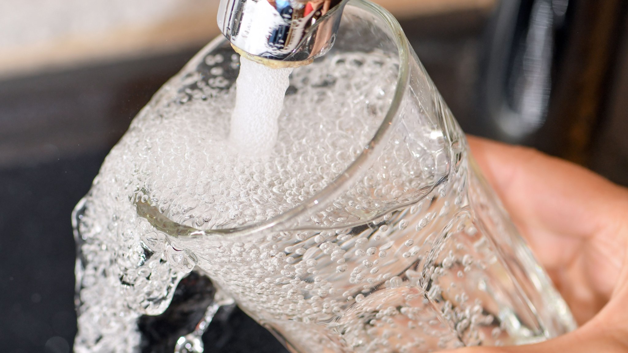 (Symbolbild) Ein Glas wird unter einem Wasserhahn aufgefüllt. | Bild: dpa-Bildfunk / Patrick Pleul (Symbolbild) Ein Glas wird unter einem Wasserhahn aufgefüllt.