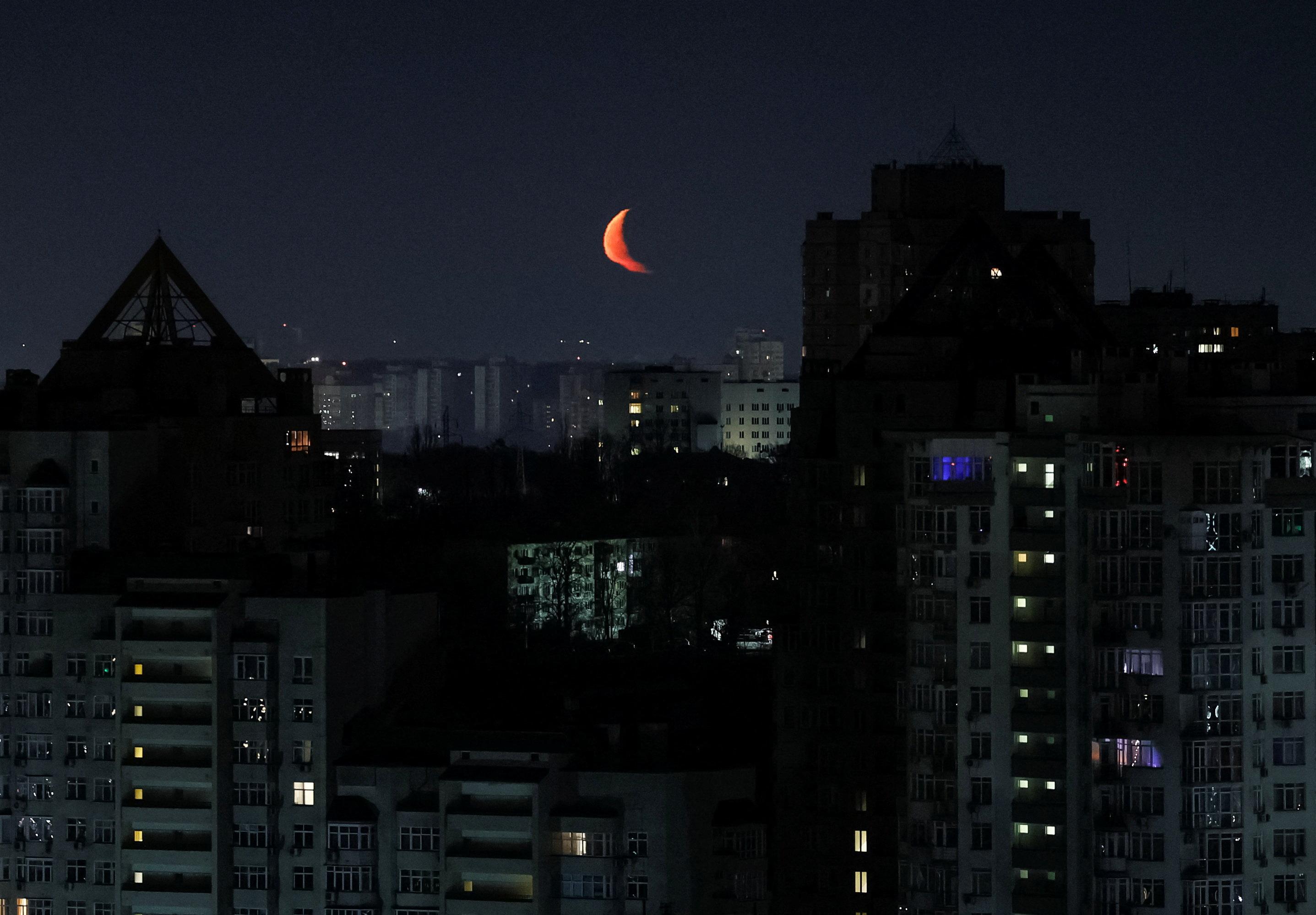 Mond geht während der Angriffe über Kiew auf