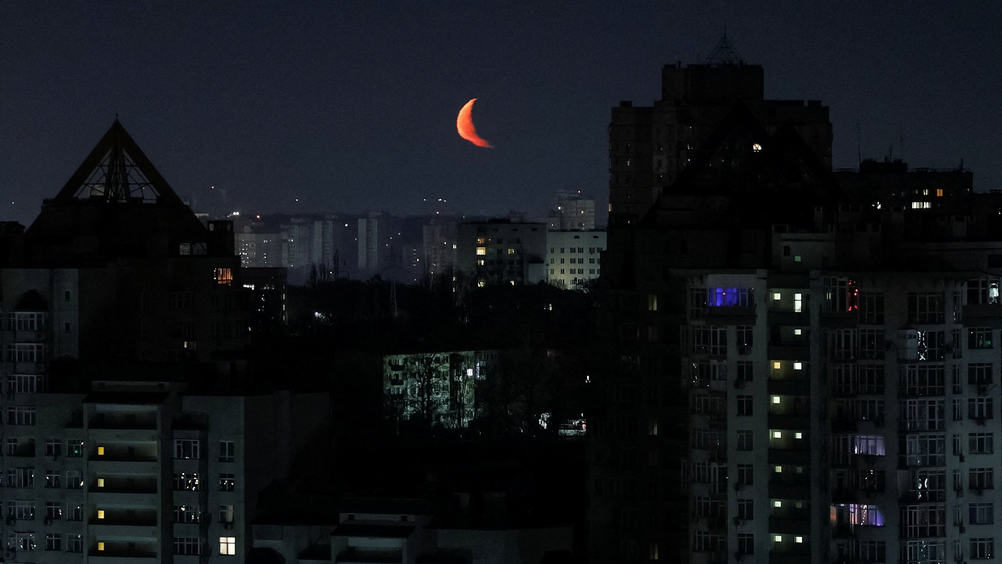Mond geht während der Angriffe über Kiew auf