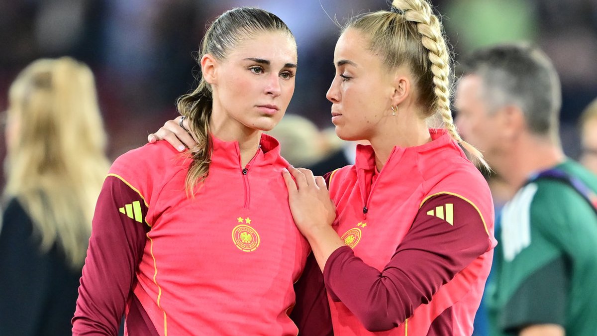 12.07.2025, Schweiz, Zürich: Fußball, Frauen: EM, Schweden - Deutschland, Vorrunde, Gruppe C, 3. Spieltag. Deutschlands Jule Brand (l) wird von Giulia Gwinn getröstet. Foto: Sebastian Christoph Gollnow/dpa +++ dpa-Bildfunk +++