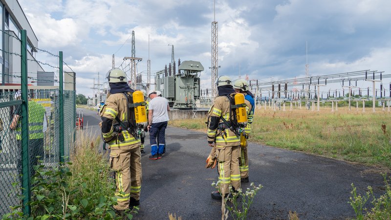 Einsatzkräfte stehen vor einem Umspannwerk | Bild: News5 / Ferdinand Merzbach Einsatzkräfte stehen vor einem Umspannwerk