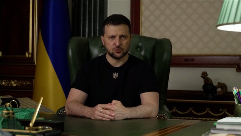 Präsident Selenskyj hat wegen Verratsvorwürfen zwei Behördenchefs entlassen. Den Geheimdienstchef ersetzte er durch dessen Vize.