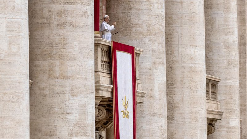 11.05.2025, Vatikan, Vatikanstadt: Papst Leo XIV. steht auf dem Mittelbalkon des Petersdoms bei seinem ersten Sonntagssegen. | Bild: dpa-Bildfunk/Oliver Weiken 11.05.2025, Vatikan, Vatikanstadt: Papst Leo XIV. steht auf dem Mittelbalkon des Petersdoms bei seinem ersten Sonntagssegen.