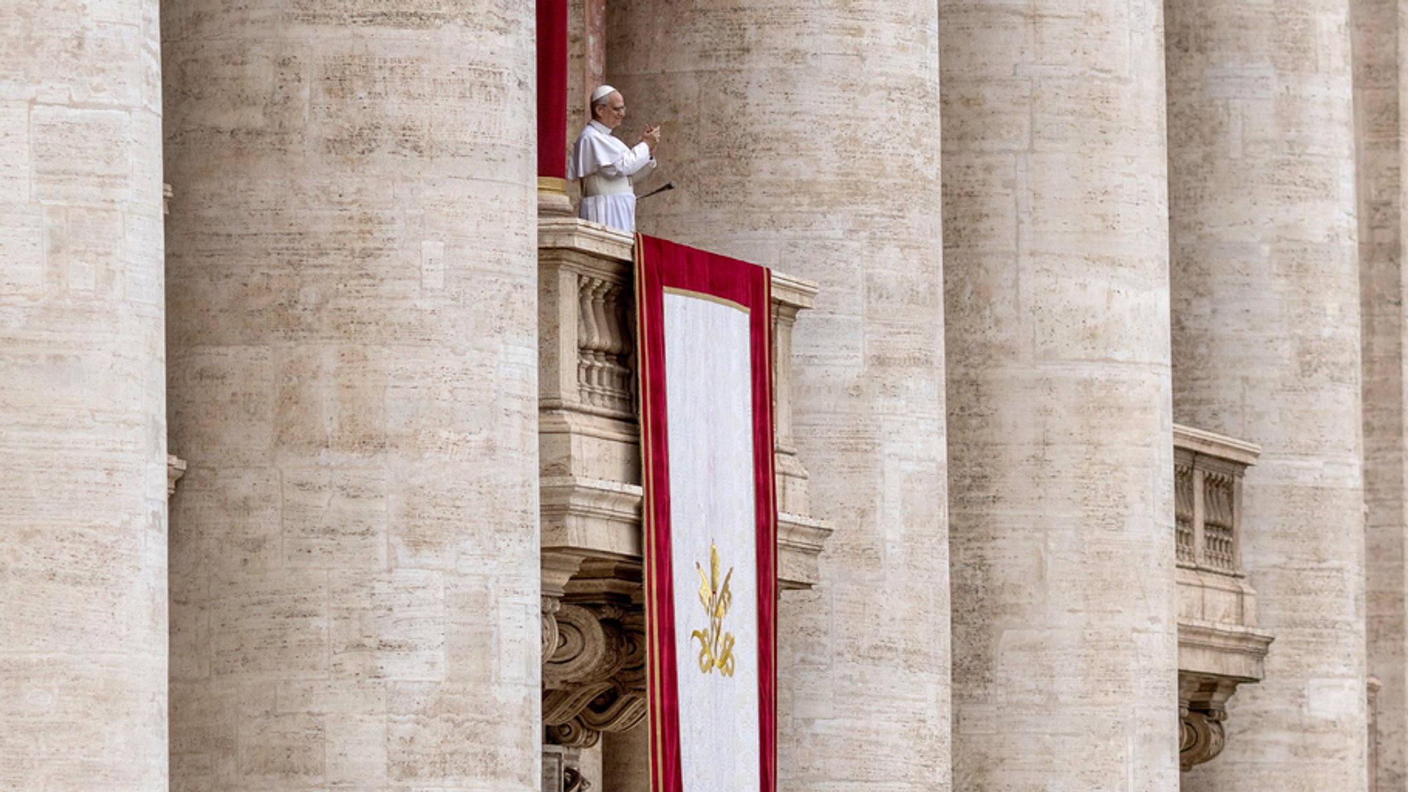 11.05.2025, Vatikan, Vatikanstadt: Papst Leo XIV. steht auf dem Mittelbalkon des Petersdoms bei seinem ersten Sonntagssegen.