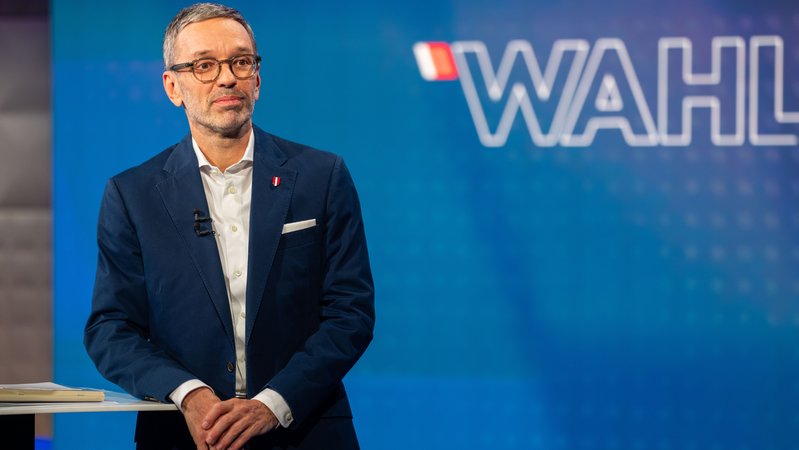 FPÖ-Chef Herbert Kickl am 23.09.24 im Rahmen eines ORF TV-Duells mit Österreichs Kanzler Karl Nehammer (ÖVP) | Bild: pa/GEORG HOCHMUTH/APA FPÖ-Chef Herbert Kickl am 23.09.24 im Rahmen eines ORF TV-Duells mit Österreichs Kanzler Karl Nehammer (ÖVP)