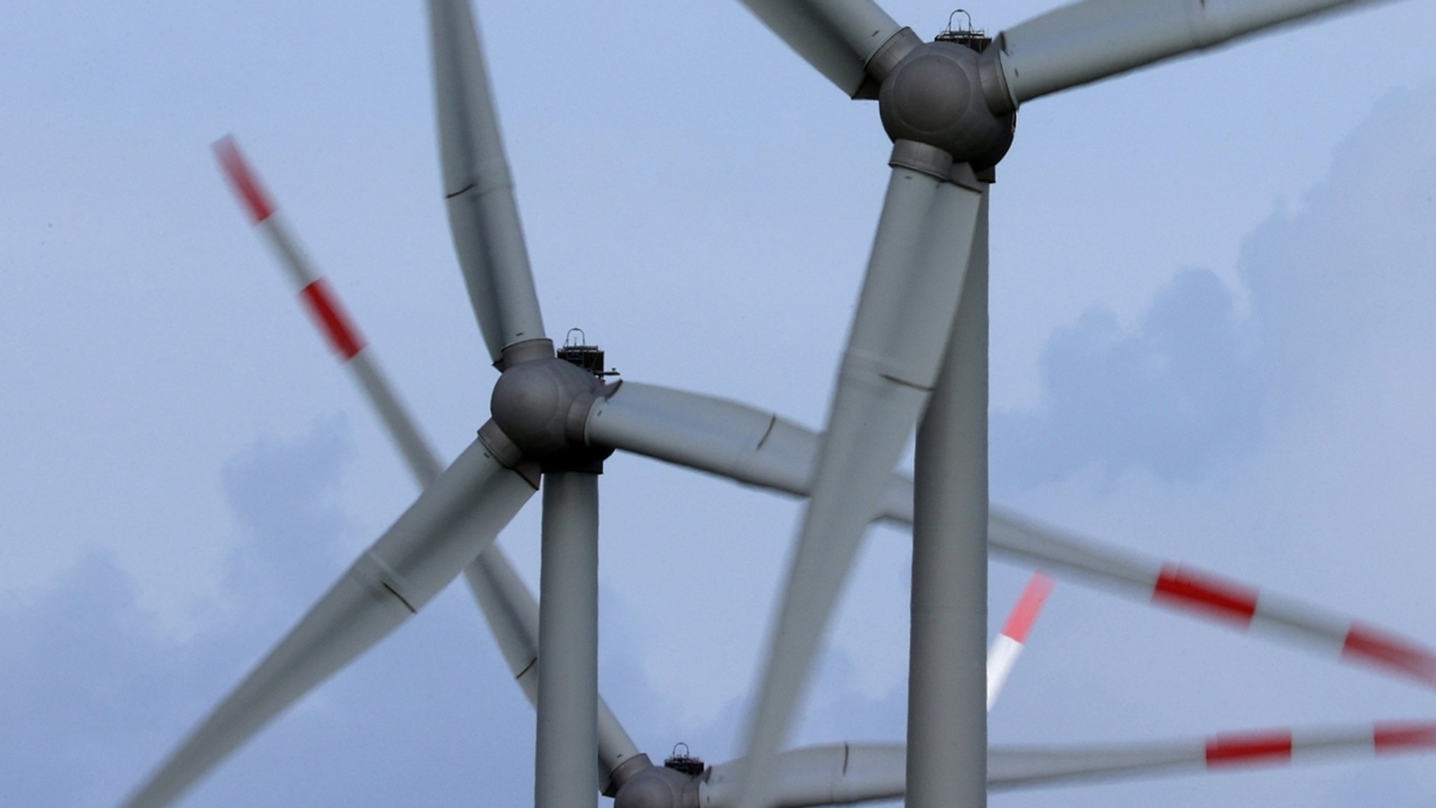 Bergtheim: Windräder drehen sich auf einem Feld im Wind (Symbolbild)