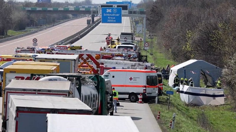 Busunfall auf der A9 in der Nähe von Leipzig
