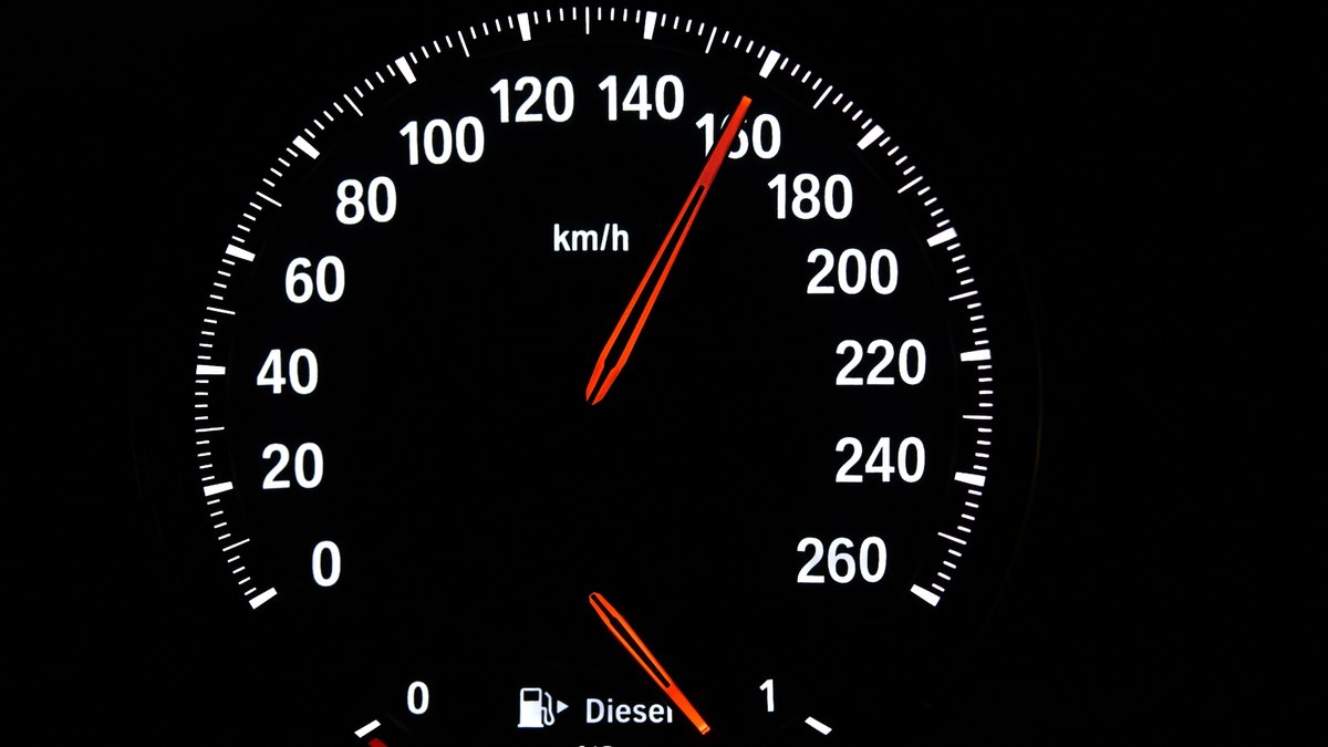 Ein Tachometer mit Geschwindigkeit 160 km/h