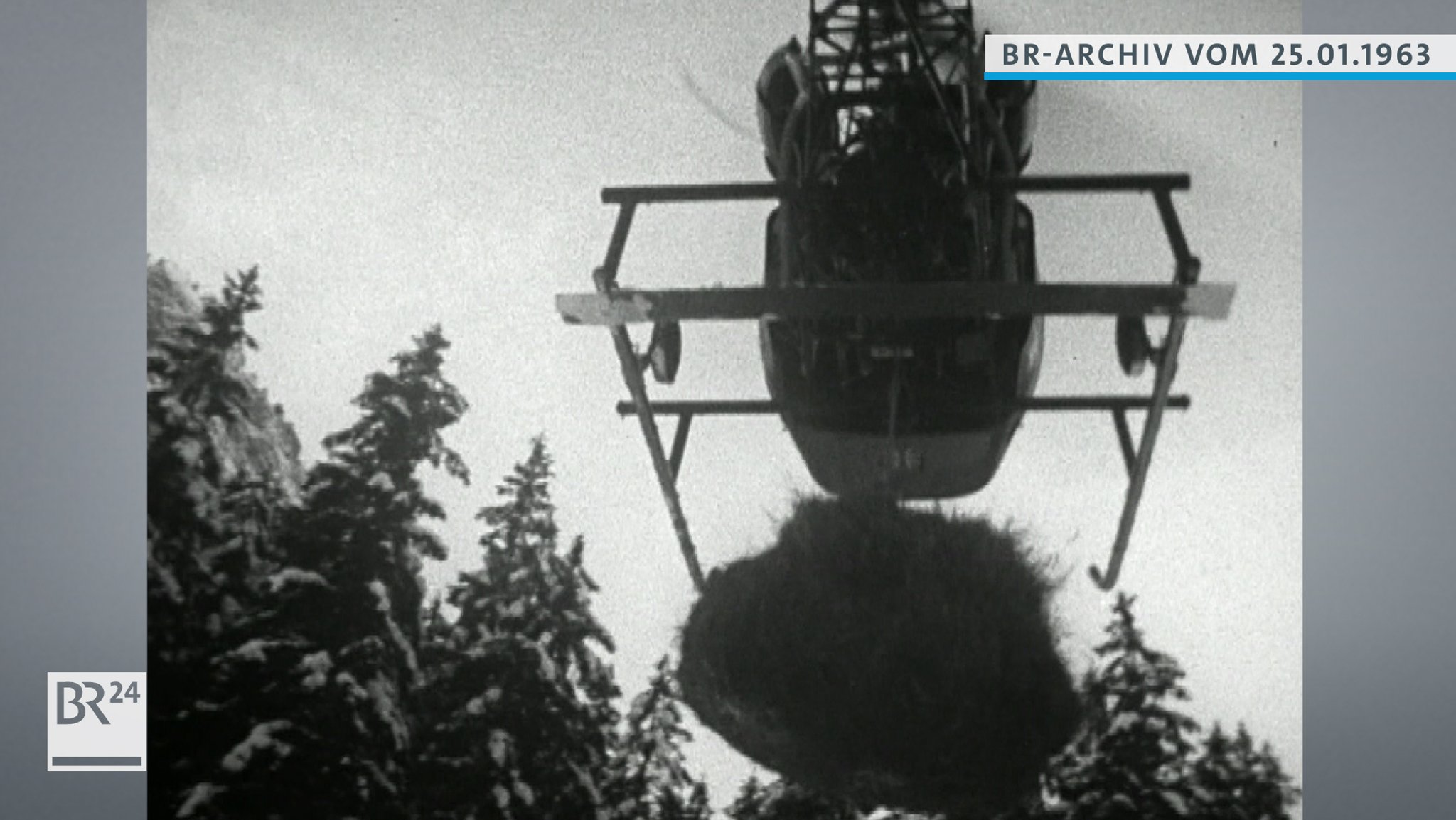 Hubschrauber mit Heuballen im Flug