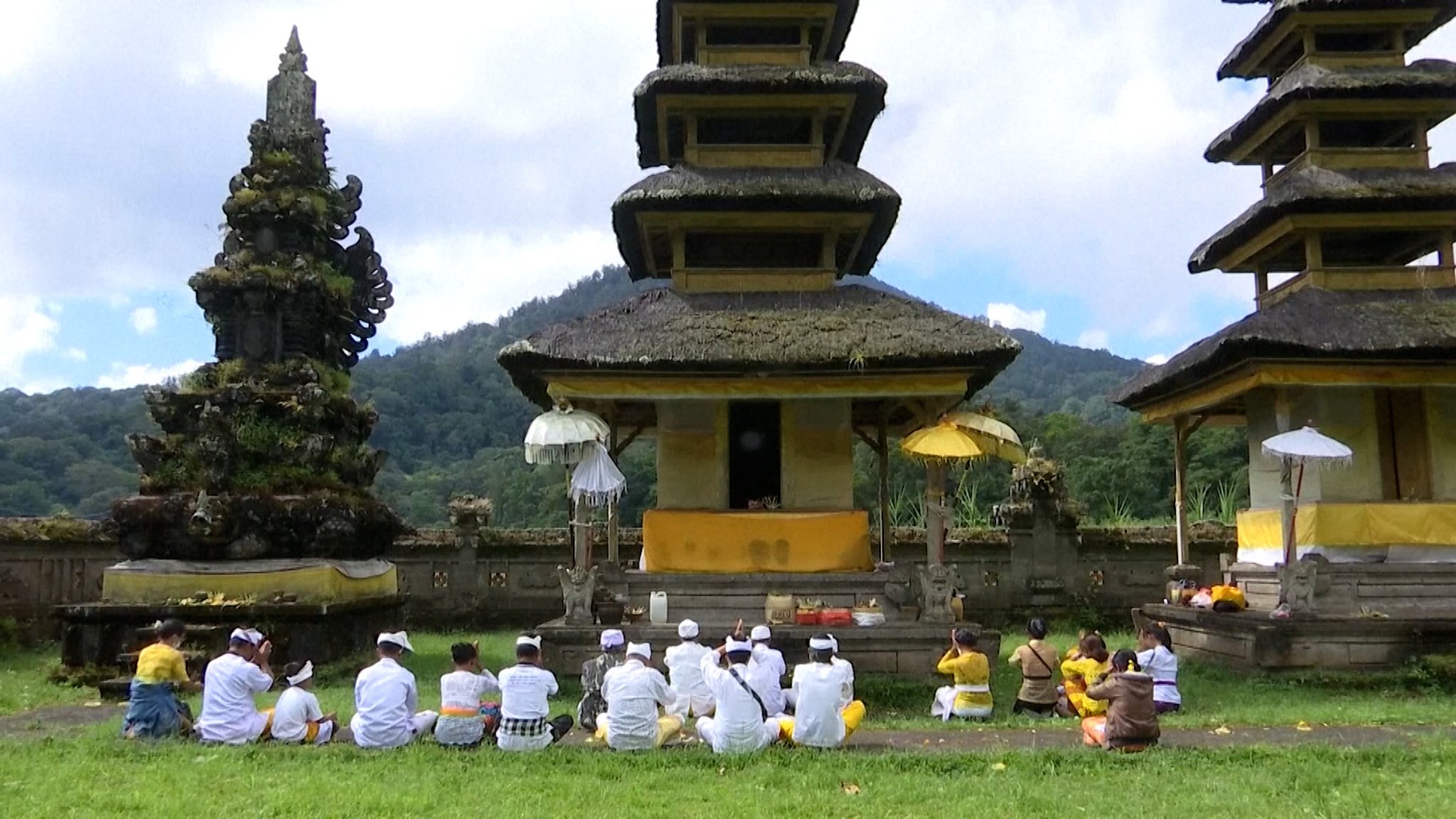 Ab kommendem Jahr müssen Touristen bei der Einreise auf die indonesische Urlaubsinsel Bali eine Gebühr von zehn US-Dollar pro Person zahlen. Hintergrund ist häufiges Fehlverhalten ausländioscher Touristen.