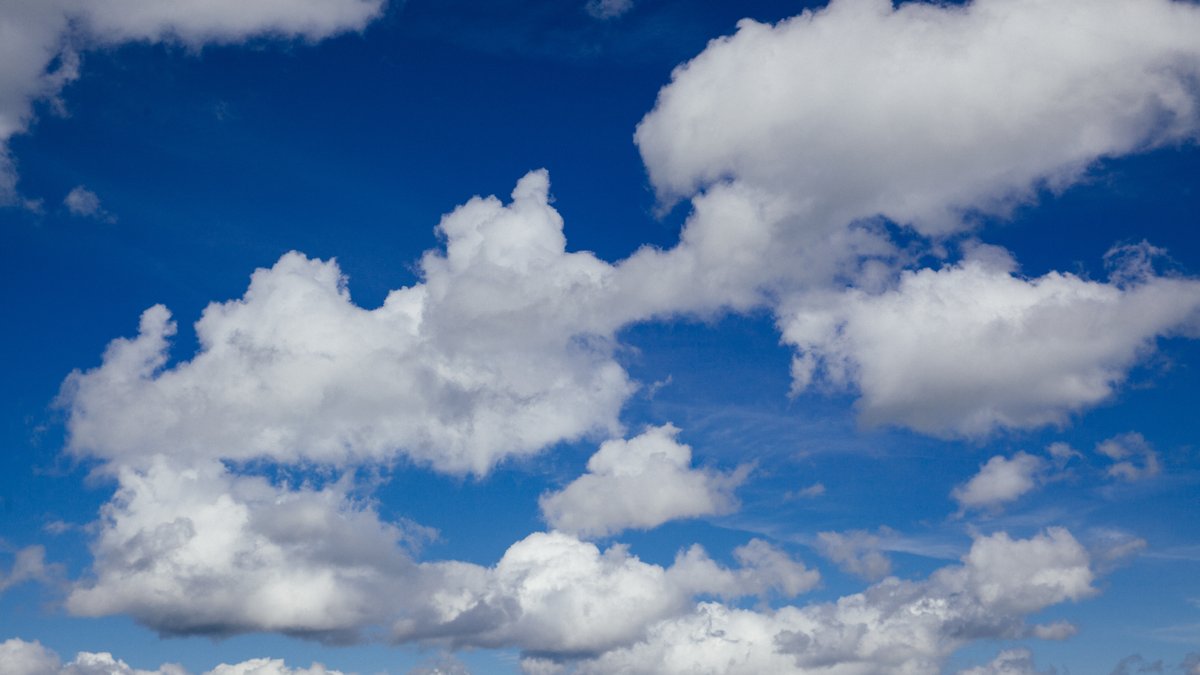 Wolkenformationen am blauen Himmel. | Bild: BR/Herbert Ebner Wolkenformationen am blauen Himmel.