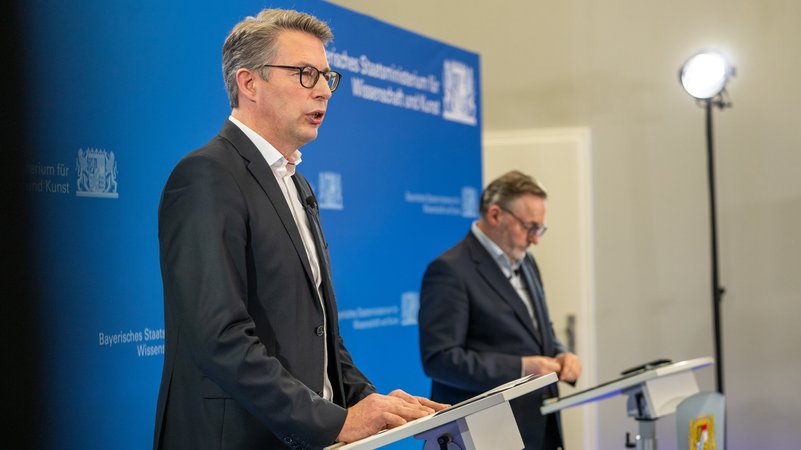 Bayerns Kunstminister Markus Blume (l, CSU) und Anton Biebl, Interrimsmäßiger Generaldirektor der Bayerischen Staatsgemäldesammlungen | Bild: dpa-Bildfunk/Leonie Asendorpf Bayerns Kunstminister Markus Blume (l, CSU) und Anton Biebl, Interrimsmäßiger Generaldirektor der Bayerischen Staatsgemäldesammlungen