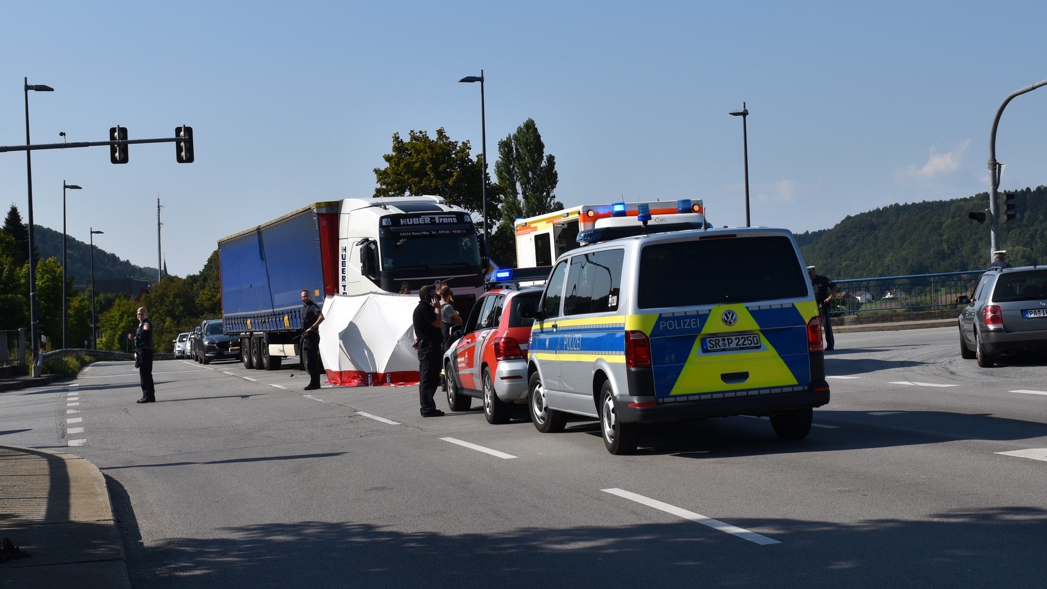 Rollerfahrerin wird von Lkw überfahren und getötet