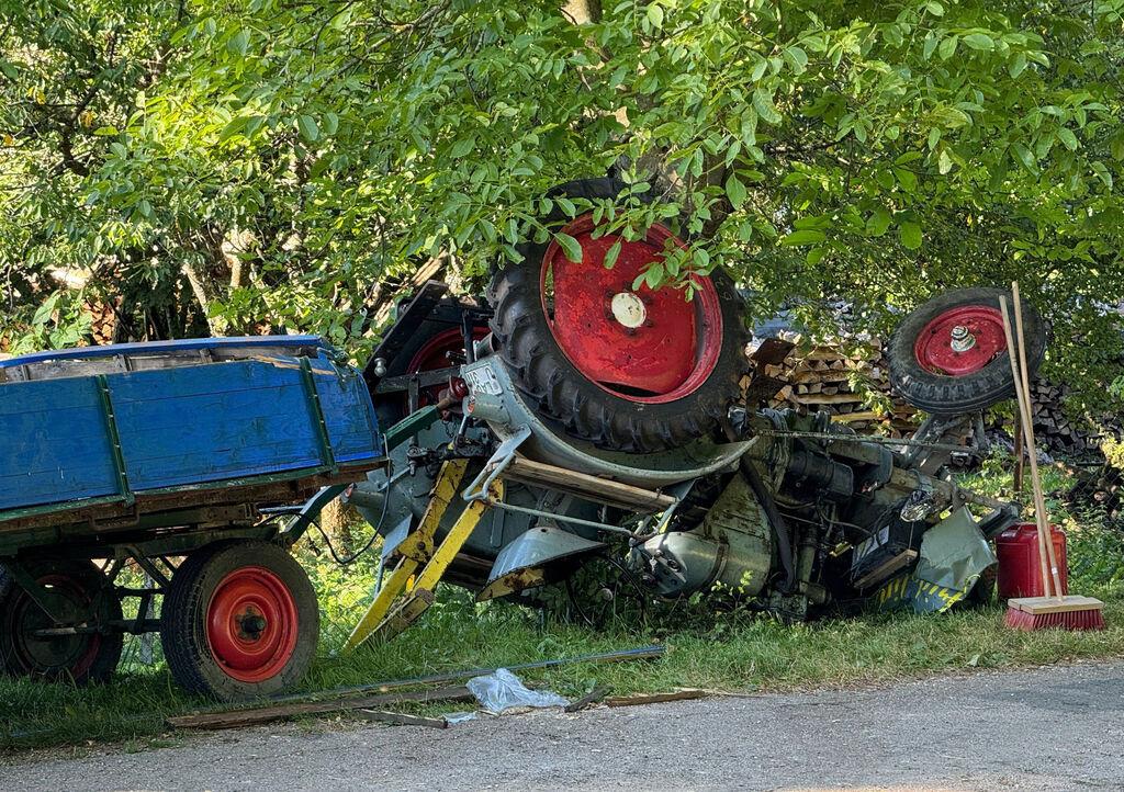 11.08.2024, Bayern, Hartenstein: Bei einem Unfall mit einem Traktor samt Anhänger sind 15 Menschen verletzt worden.