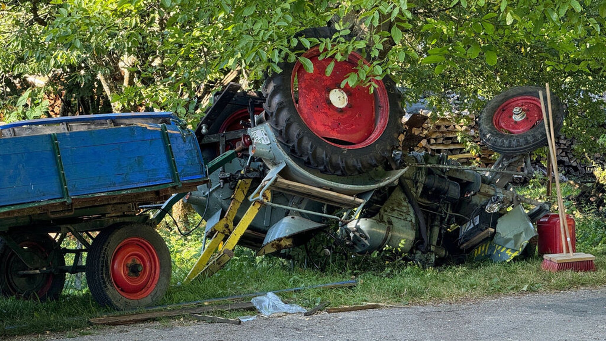 11.08.2024, Bayern, Hartenstein: Bei einem Unfall mit einem Traktor samt Anhänger sind 15 Menschen verletzt worden.