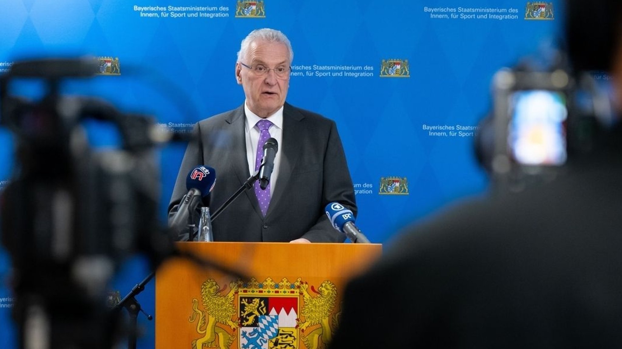 Ingolstadt: Joachim Herrmann (CSU), Innenminister von Bayern, nimmt im Landesamt für Asyl und Rückführungen an einer Pressekonferenz teil. Dort wurde die "Jahresbilanz 2025 Rückführungen/Asyl" vorgestellt. | Bild: dpa-Bildfunk/Sven Hoppe Ingolstadt: Joachim Herrmann (CSU), Innenminister von Bayern, nimmt im Landesamt für Asyl und Rückführungen an einer Pressekonferenz teil. Dort wurde die "Jahresbilanz 2025 Rückführungen/Asyl" vorgestellt.